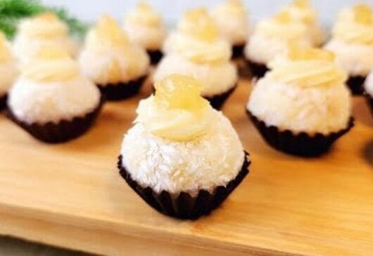 24 Receitas de Docinhos para Festa Fáceis, Econômicos e Irresistíveis 14 Brigadeiro de abacaxi com coco enrolado em coco ralado