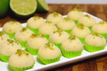 Brigadeiro de limão cremoso com cobertura de açúcar