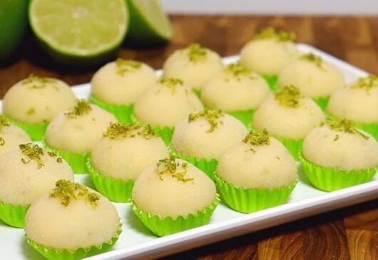 24 Receitas de Docinhos para Festa Fáceis, Econômicos e Irresistíveis 13 Brigadeiro de limão cremoso com cobertura de açúcar