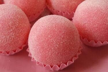 Brigadeiro de morango com cobertura brilhante