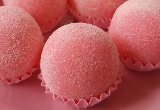 Brigadeiro de morango com cobertura brilhante