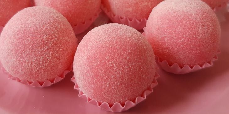 Brigadeiro de morango com cobertura brilhante