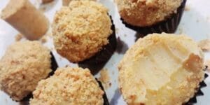 Brigadeiro de Paçoca decorado com paçoca triturada