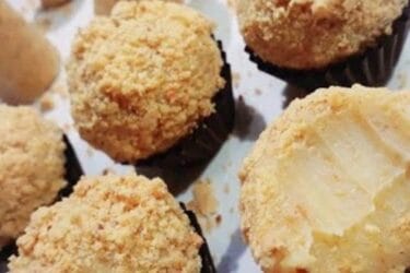 Brigadeiro de Paçoca decorado com paçoca triturada