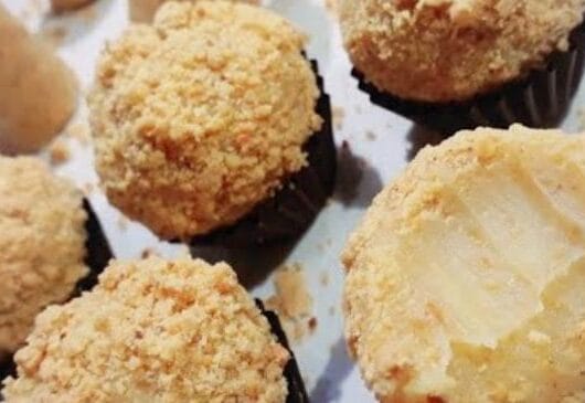24 Receitas de Docinhos para Festa Fáceis, Econômicos e Irresistíveis 2 Brigadeiro de Paçoca decorado com paçoca triturada