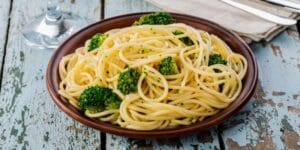 Macarrão Alho e Óleo com Brócolis