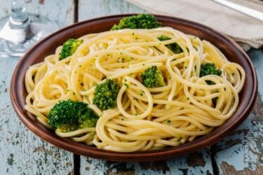 Macarrão Alho e Óleo com Brócolis
