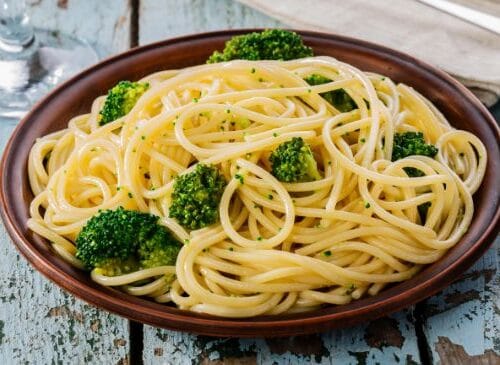 Macarrão Alho e Óleo com Brócolis