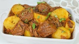 Carne de panela com batatas e legumes
