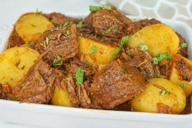 Carne de panela com batatas e legumes