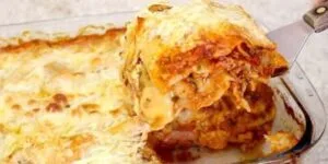 Lasanha à Bolonhesa com queijo derretido e carne moída