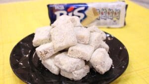 Palha Italiana de Bis cortada em quadrados, com leite em pó por cima