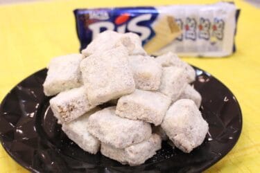 Palha Italiana de Bis cortada em quadrados, com leite em pó por cima