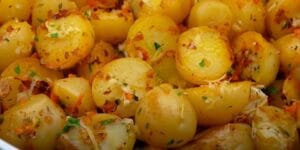 Batatas com cebola douradas na frigideira
