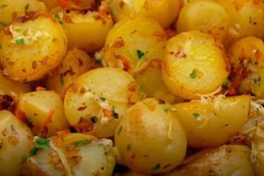 Batatas com cebola douradas na frigideira