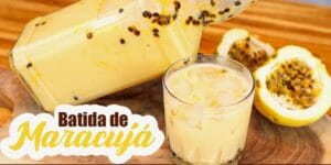 Batida de Maracujá com chocolate branco em garrafa decorada com sementes de maracujá.