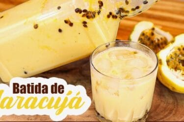 Batida de Maracujá com chocolate branco em garrafa decorada com sementes de maracujá.
