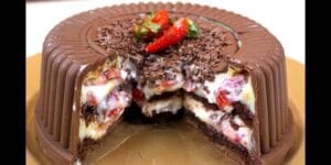 Bolo Bombom de Morango com camadas de chocolate e brigadeiro branco