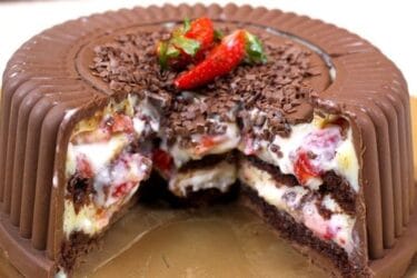 Bolo Bombom de Morango com camadas de chocolate e brigadeiro branco