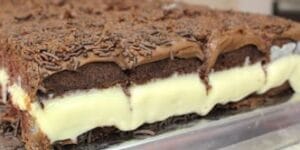 Bolo Gelado de Chocolate com cobertura cremosa e granulado