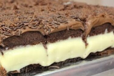 Bolo Gelado de Chocolate com cobertura cremosa e granulado