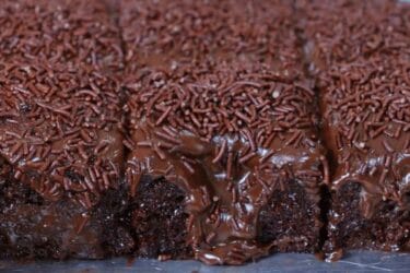 Bolo Nega Maluca com cobertura de brigadeiro