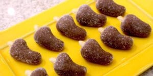 Cajuzinho tradicional coberto com açúcar e decorado com amendoim