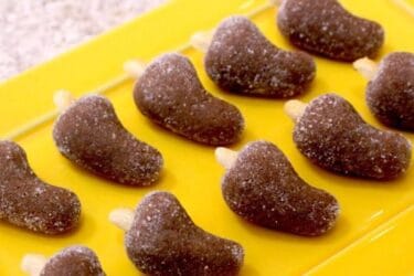 Cajuzinho tradicional coberto com açúcar e decorado com amendoim