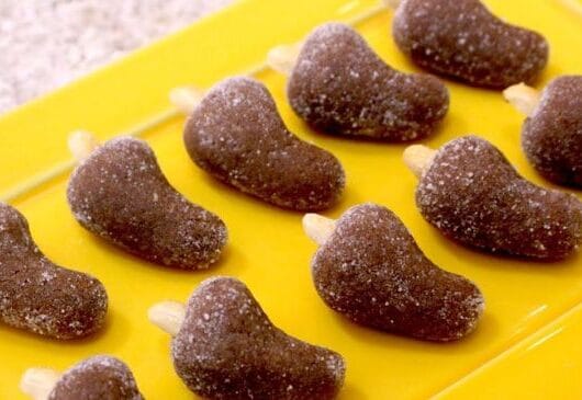 24 Receitas de Docinhos para Festa Fáceis, Econômicos e Irresistíveis 24 Cajuzinho tradicional coberto com açúcar e decorado com amendoim