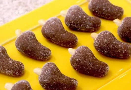 Cajuzinho tradicional coberto com açúcar e decorado com amendoim