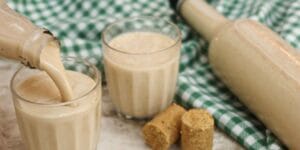 Licor de Paçoca Cremoso servido em copos decorados