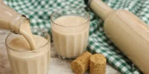 Licor de Paçoca Cremoso servido em copos decorados