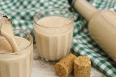 Licor de Paçoca Cremoso servido em copos decorados