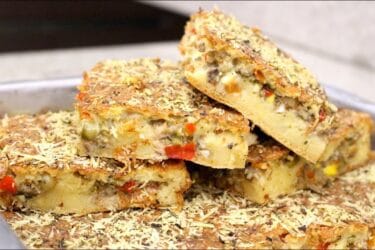 Bolo Salgado de Sardinha com queijo parmesão e recheio cremoso