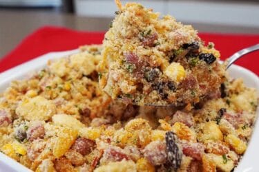 Farofa Natalina com bacon, linguiça calabresa e uva-passa