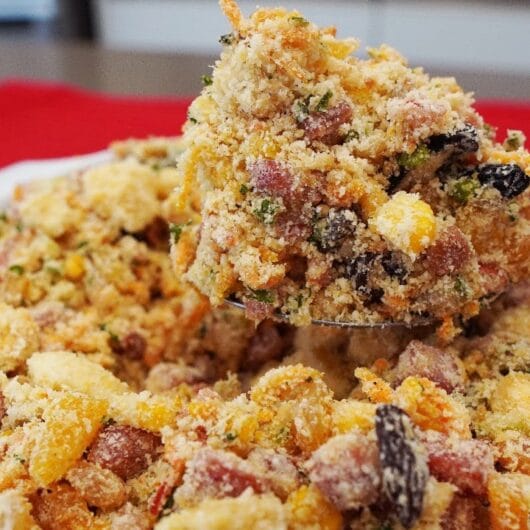 Farofa Natalina com bacon, linguiça calabresa e uva-passa
