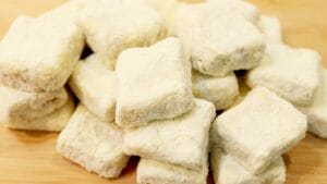 palha italiana de limão em uma forma, decorada com leite em pó