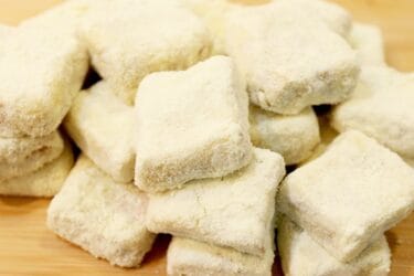 palha italiana de limão em uma forma, decorada com leite em pó