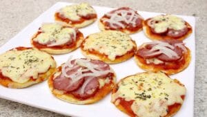 Mini Pizzas assadas com queijo e recheios variados