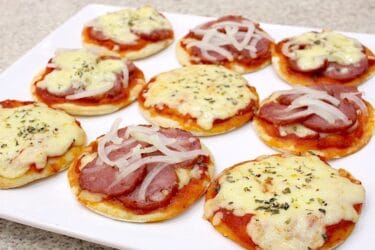 Mini Pizzas assadas com queijo e recheios variados