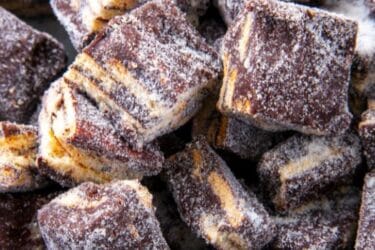 Palha Italiana cortada em quadradinhos, pronta para servir