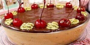 Pavê de Natal com cobertura de chocolate e nozes