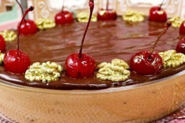 Pavê de Natal com cobertura de chocolate e nozes