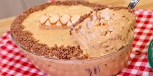 Pavê folhado de doce de leite com nozes decorado com confeitos de chocolate