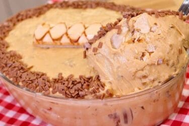 Pavê folhado de doce de leite com nozes decorado com confeitos de chocolate