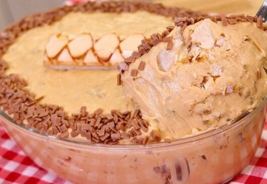 10 Receitas de Pavê Fáceis e Irresistíveis Para Qualquer Ocasião 9 Pavê folhado de doce de leite com nozes decorado com confeitos de chocolate