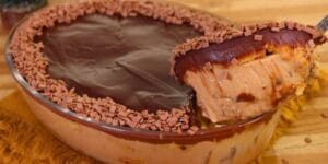 Pavetone de Natal decorado com nozes e chocolate