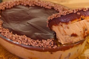 Pavetone de Natal decorado com nozes e chocolate