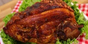 Pernil de Porco assado, com couro crocante e carne suculenta