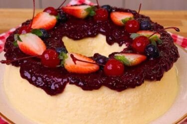Pudim de Ricota com frutas vermelhas decorado com cerejas e morangos